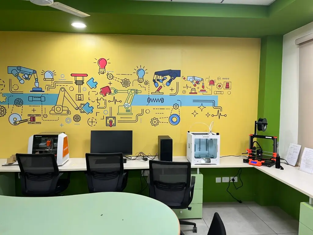 An open, multi-discipline makerspace with digital fabrication workstations